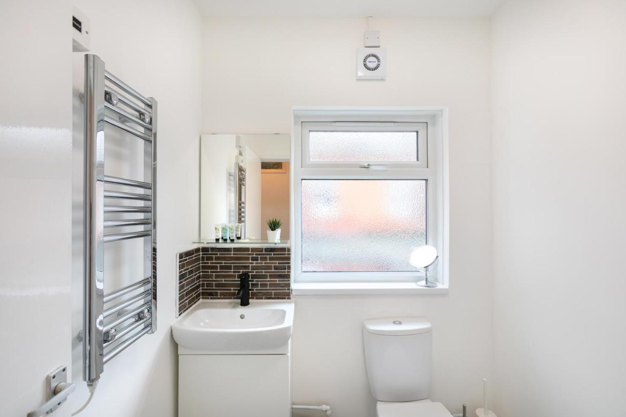 וויימות' Modern 1-Bedroom Apartment, Beach 5-Min Walk, Free Parking מראה חיצוני תמונה